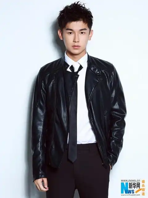 杨旭文新写真帅气养眼 轻解领带诱惑撩人