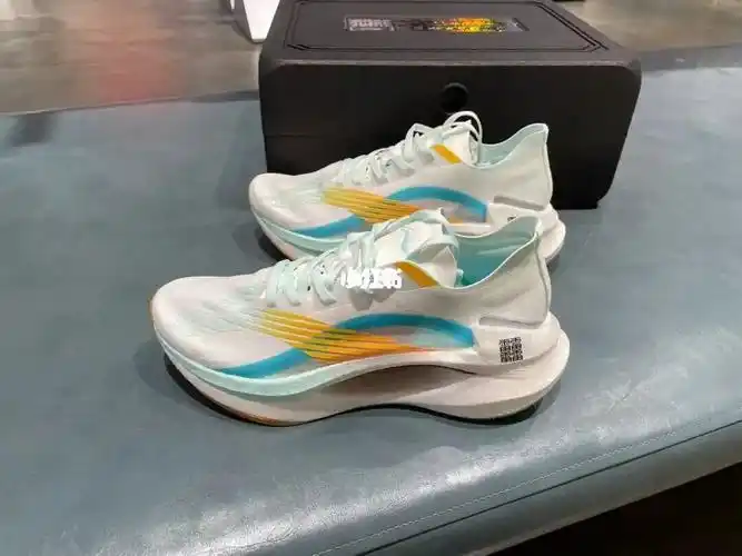 中国李宁绝影高回弹跑步鞋