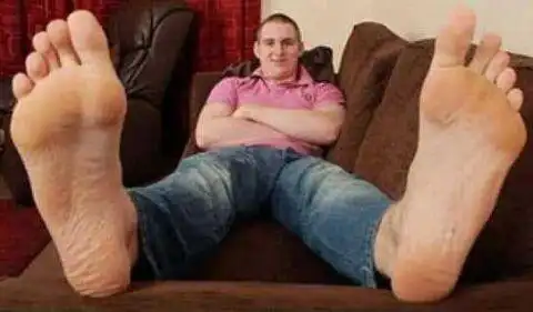 世界上最大的脚,总长36.8厘米,鞋子可以给宝宝当摇篮