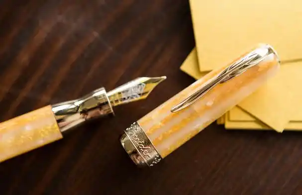 天堂金笔钢笔的笔身由纯净的24k玫瑰金制成.