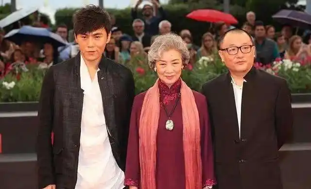 吕中的事业顺利,家庭上更是令人羡慕,她的老公也是一位老演员,之前在