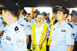 这名女犯面露微笑,毫无悔意.