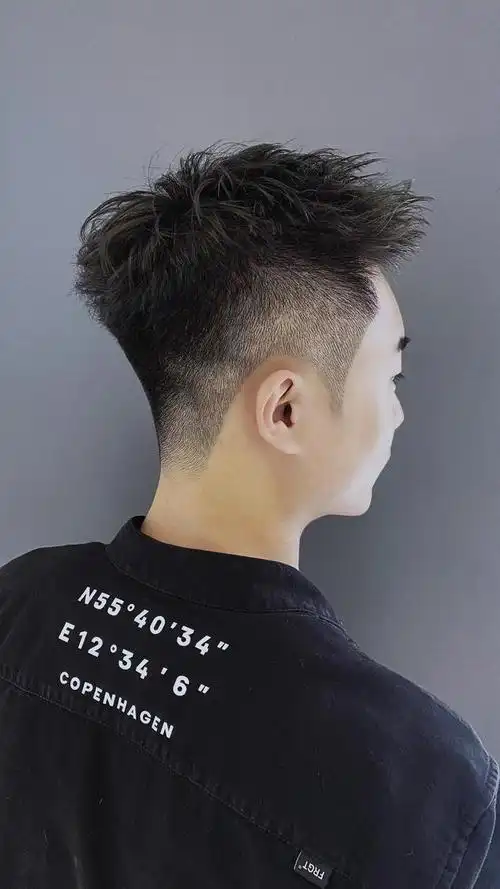 各位男士是该换换发型了,剪的短一点会清爽很多,精选流行男发100来款