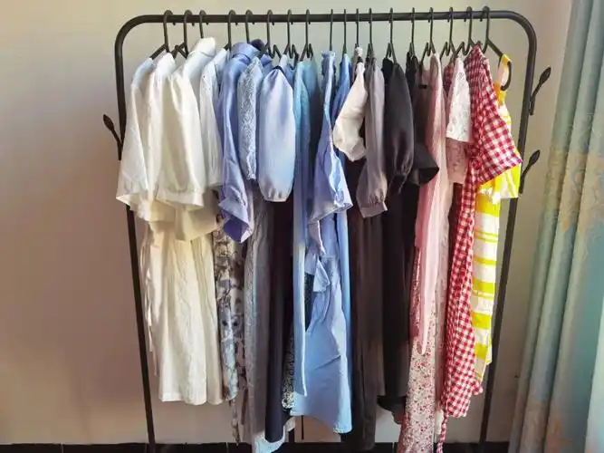 整理衣柜夏日连衣裙