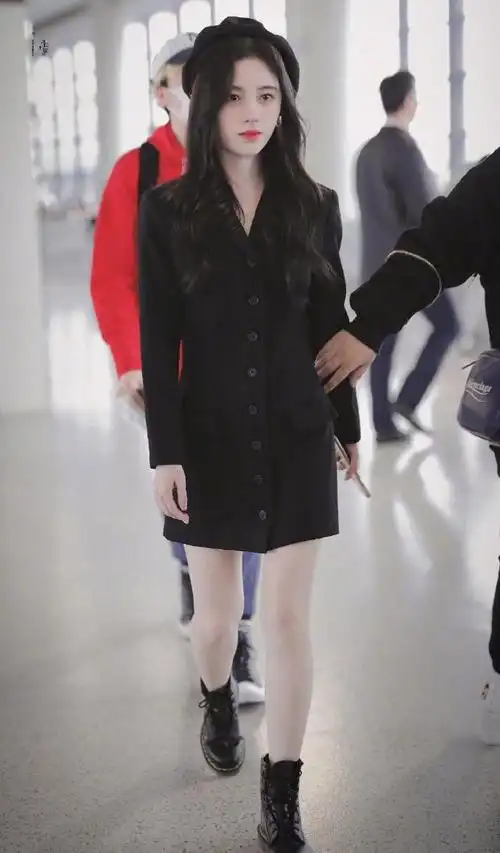 罕见鞠婧祎扮高冷皮肤白皙生图也耐看脚踩马丁靴化身甜酷girl