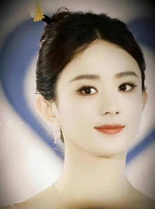 赵丽颖的簪发造型端庄优雅,白色吊袜裙将他的完美身材刻画出来!