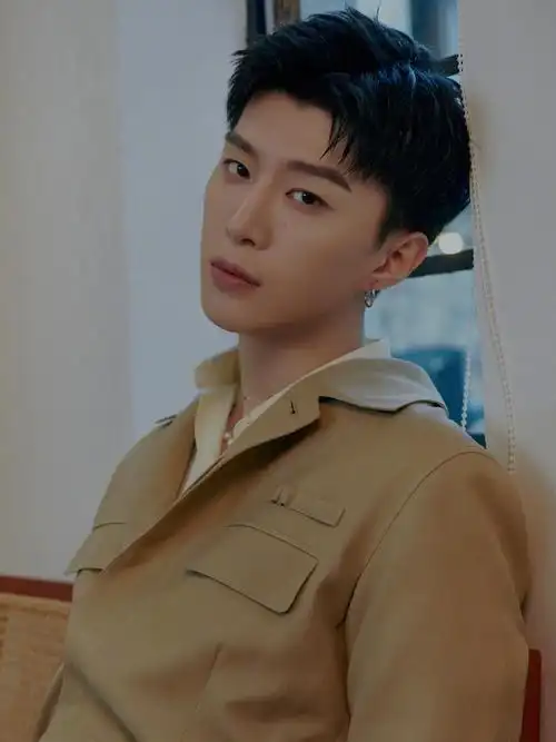 简介:范丞丞文艺复古秋日写真图片,分享一组范丞丞图片给大家,图中的