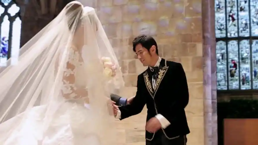 2014年,昆凌多年的等待终于有了回报,这一年12月25日,周杰伦在英国