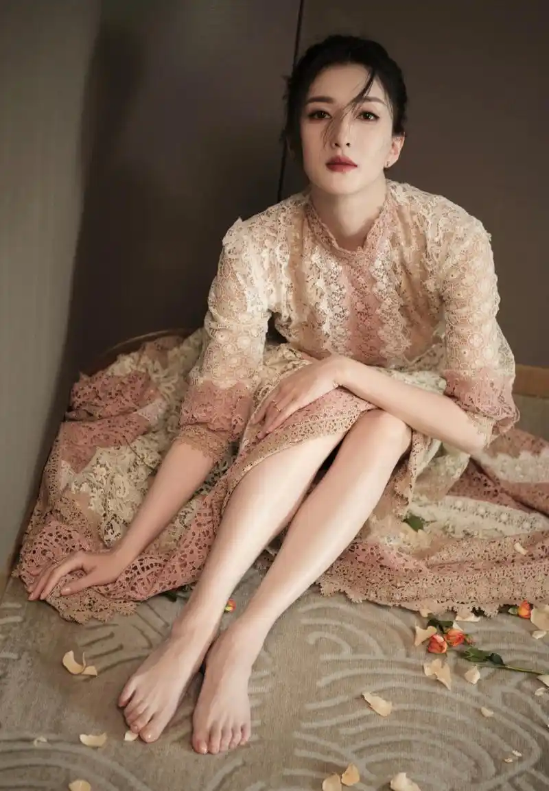 江疏影光脚丫06 #江疏影# #长假读书清单