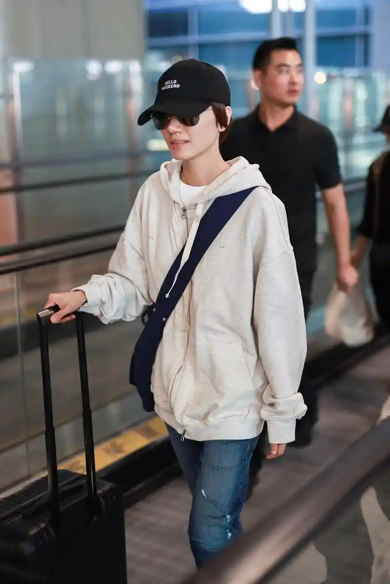 袁泉的气质太好了宽松卫衣走机场低调随性衣着朴素但气质高级