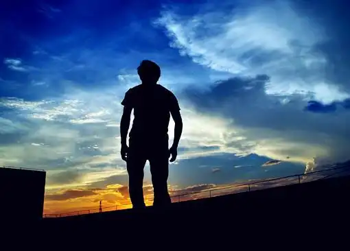 男人沧桑忧郁背影图片要求是一人负手而立站在山巅