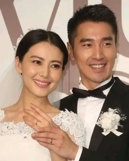 说起高圆圆,除了"国民女神"这个称号,她与自己的丈夫赵又廷还被称为