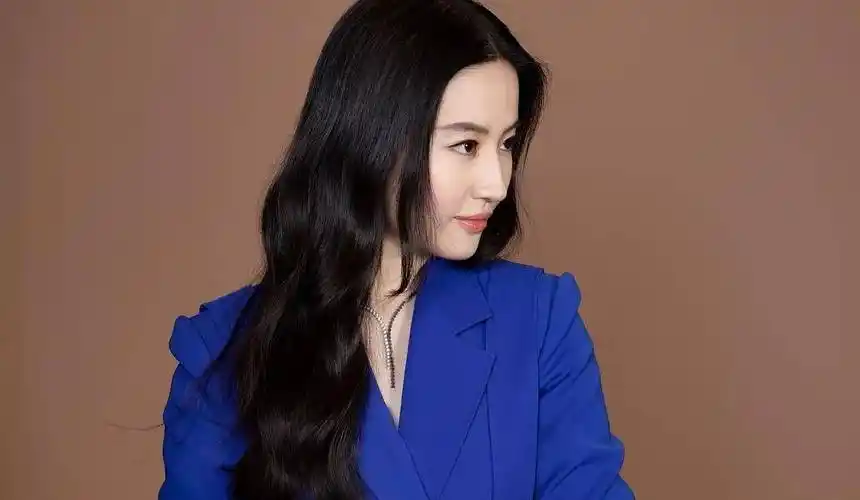 感慨一句刘亦菲颅顶真的优越,只要低头展现出头骨包脸的效果,她还是赢