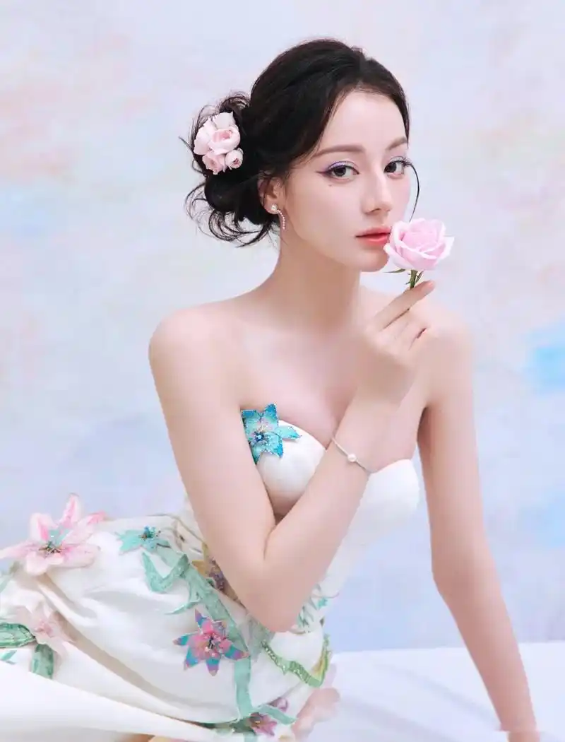 迪丽热巴白色抹胸礼服亮相,甜美可爱气质尽显无遗