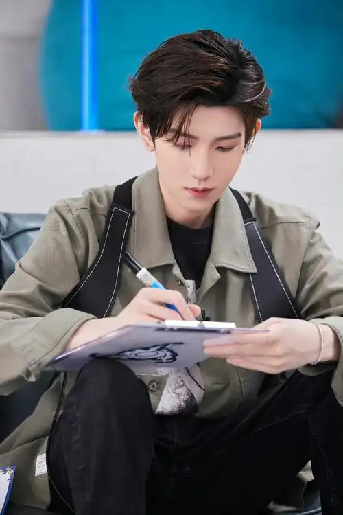 王源明日直播被学员爆料太暖心 不努力怎么会拥有鲜花和掌声 - 360娱