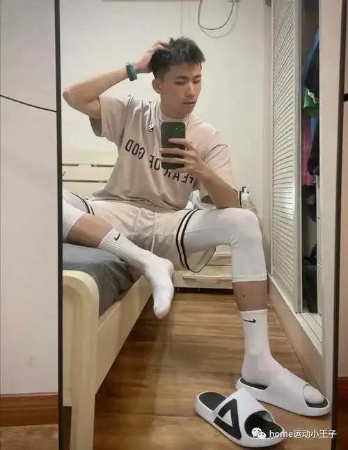 爱自拍的白袜小哥哥,你们喜欢这种类型的男孩子吗?_网易订阅