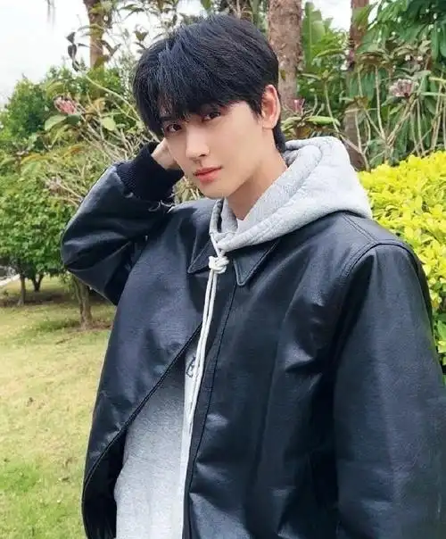 黄俊捷自己给自己做妆造