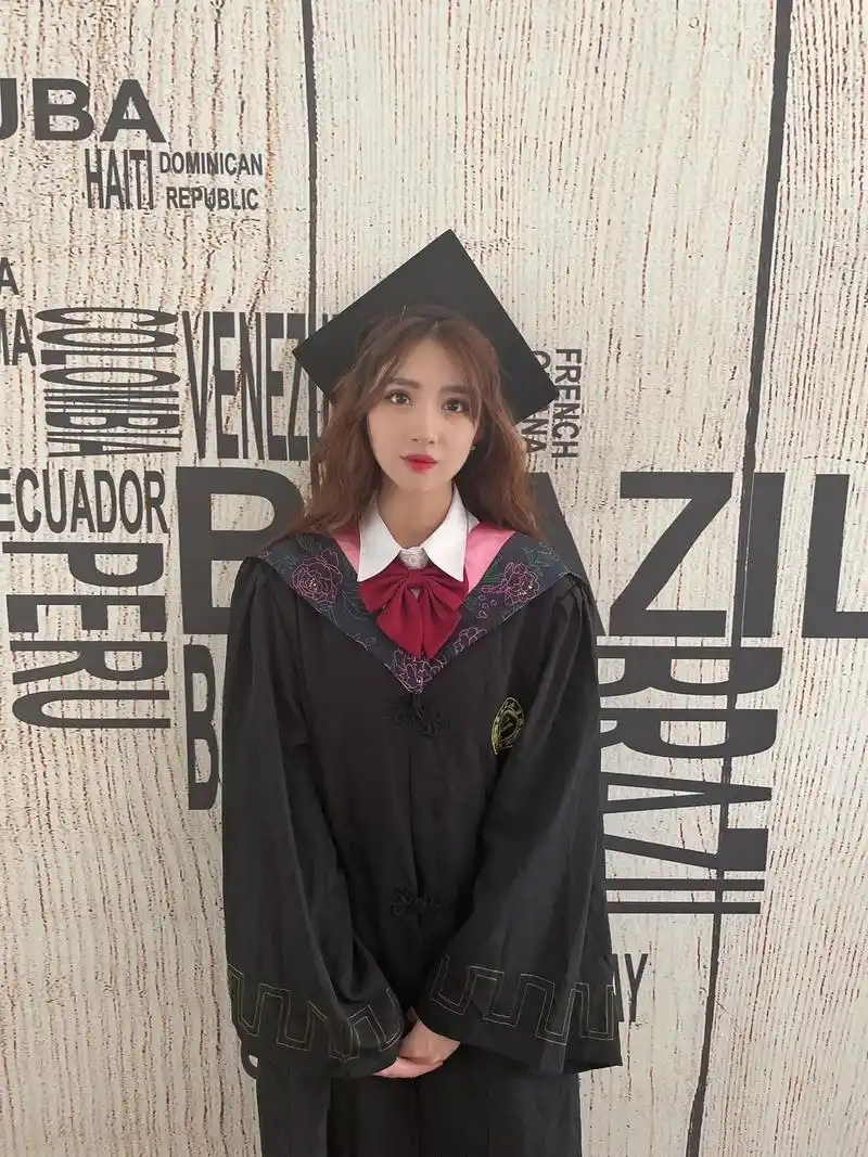 毕业季怎么能不分享一组学士服穿搭呢.