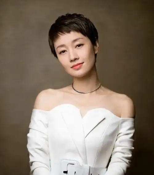 女人上了年纪后,记得远离"5款发型",大妈感十足,还显没气质