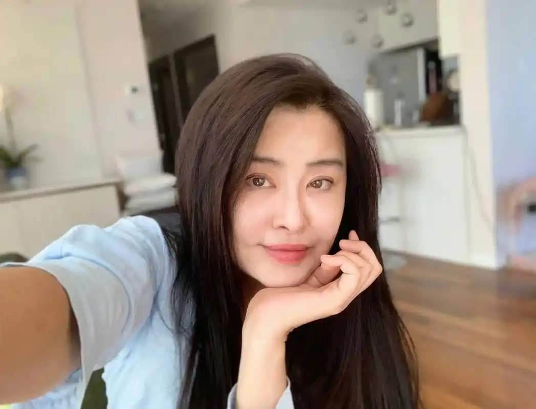 王祖贤庆57岁生日曝素颜眼镜照 网评看起来顶多30岁_作品_网友_演出