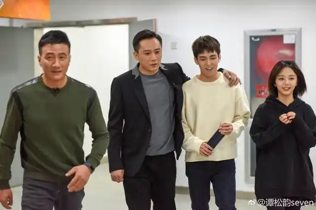 相比"鲜肉小花"演技被吊打,殿堂级胡军,刘烨小品不走心更违和