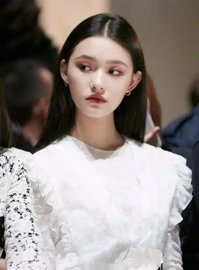 五官扁平的林允 如何靠着妆容和衣品 升级成了高傲的洋娃娃