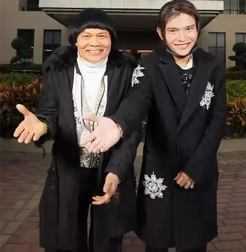 67岁八两金罕露面,身旁26岁儿子长相秀气,被网友误认成女生