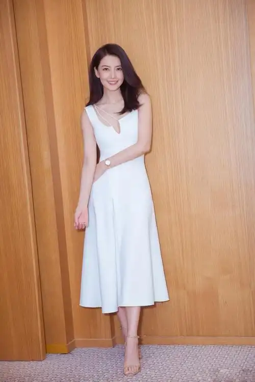 高圆圆低胸白裙优雅性感活动写真79好美