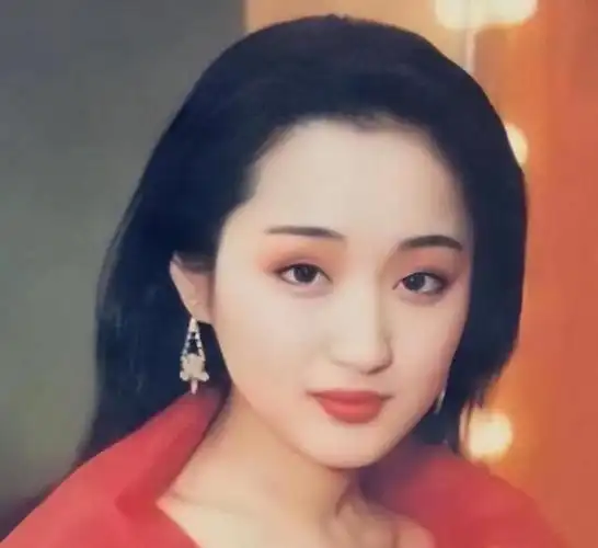 52岁无人敢娶的杨钰莹才是真正人生赢家