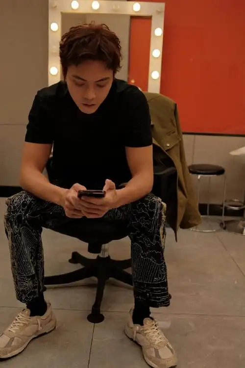 陈伟霆分享黑白四宫格##陈伟霆你好星期六