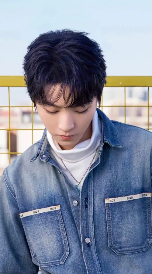 王俊凯屋顶大片