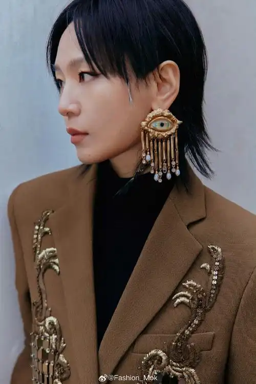 周笔畅金色穿搭#周笔畅巴黎时装周看秀造型 78周笔畅受邀出席