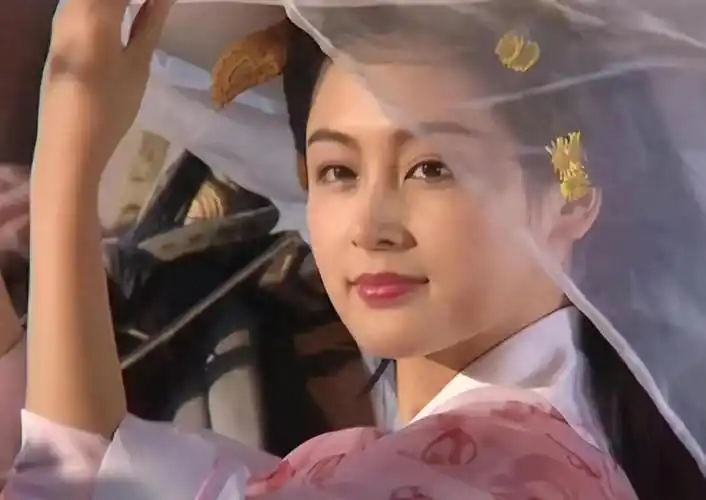 当时陈红已经凭借"貂蝉"一角,成为万千网友心中的第一美人.