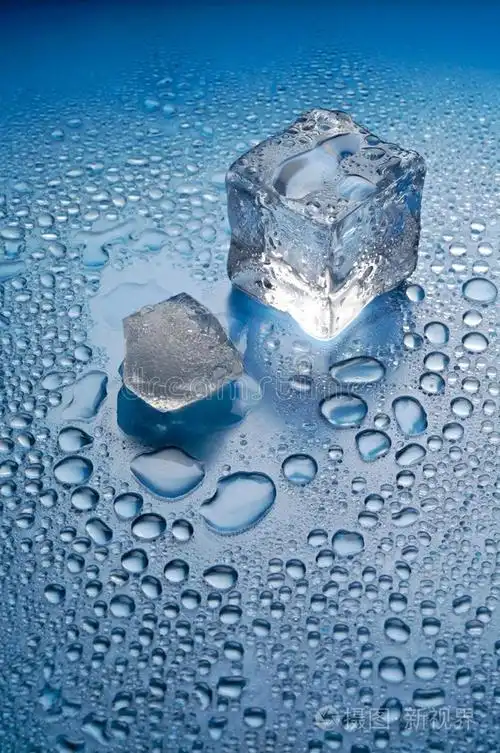 蓝色背景下融化的冰