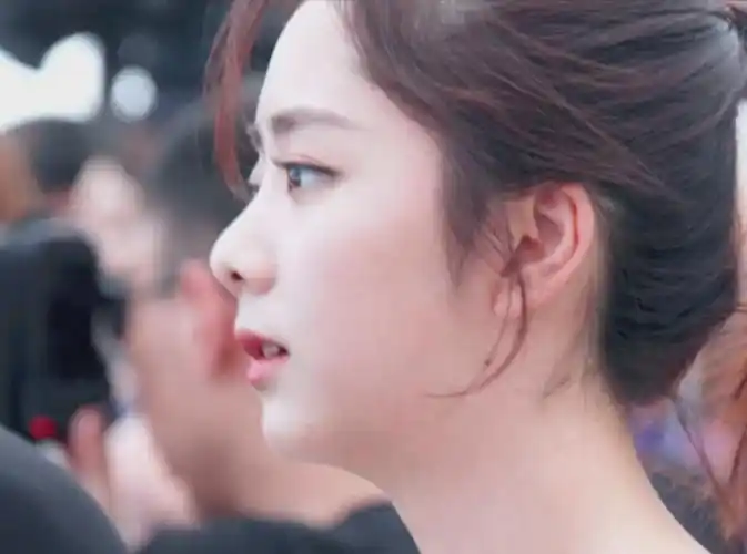 而且,从侧面看,下庭也就是下巴短圆且后缩,这就更加重了幼态感,而幼态