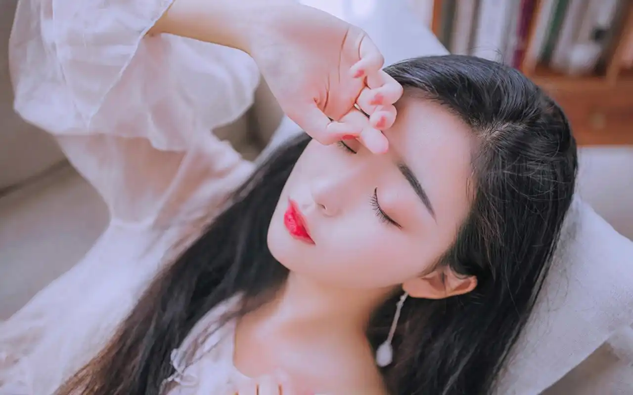 红唇性感美女私房唯美写真图片桌面壁纸