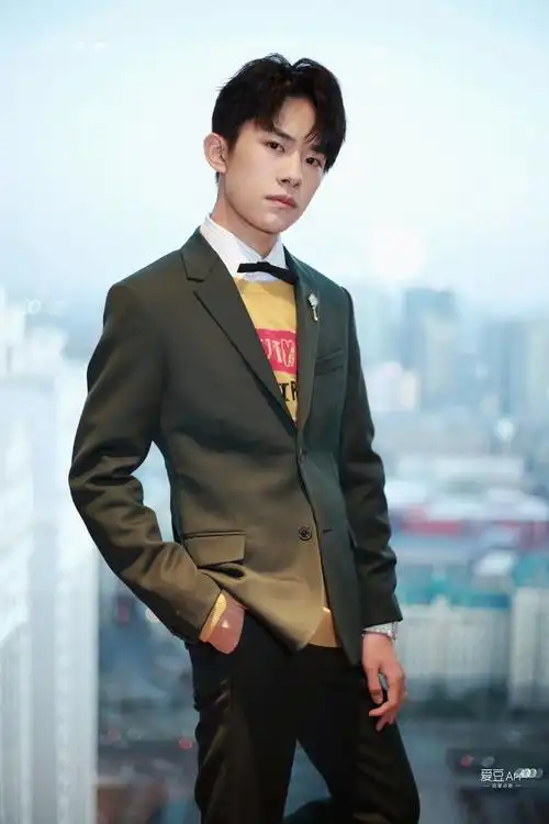 [tfboys][新闻]171208 千玺巅峰人物盛典盛装出席 西装笔挺锋芒显露