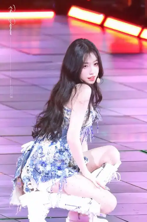 虞书欣超话#虞书欣南京演唱会#1028南京演唱会这套衣服也太闪了吧