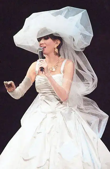 古天乐出演梅艳芳挚友帮助新人拍哭戏梅艳芳婚纱造型经典再现