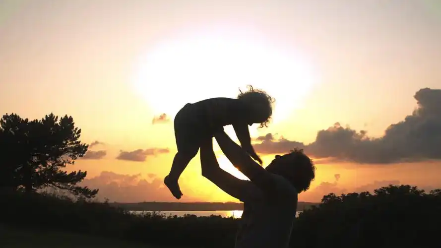 【4k】爸爸抱起小孩父爱如山