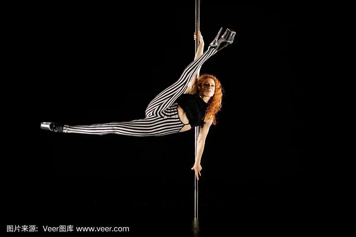 年轻苗条的钢管舞女郎