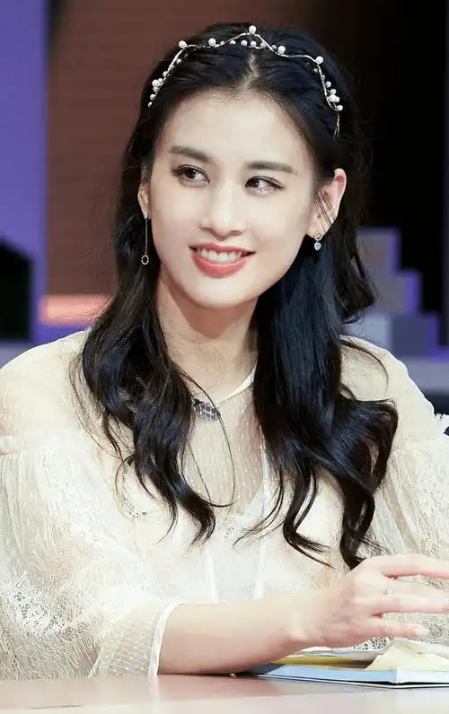 长着一张"大长脸"也好看的10位女星,个个明艳大气,满屏高级感_晨梓_黄