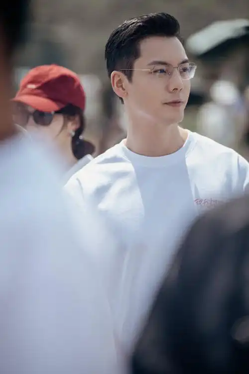 陈伟霆金丝眼镜 霸总舒适圈##赵露思陈伟霆同框路透