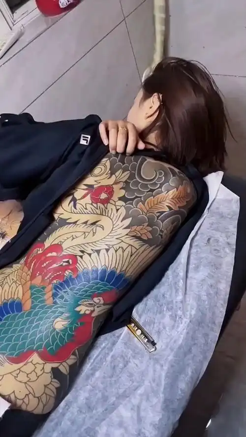 美女非要纹个满背,纹身师怎么劝都没用,说这是她的梦想!