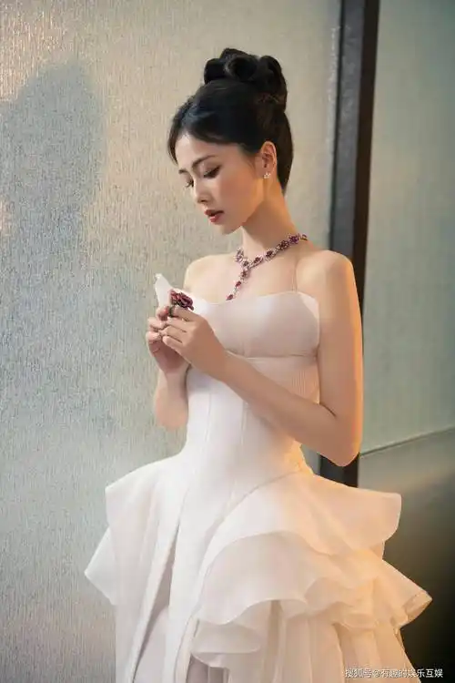 白鹿穿抹胸裙明媚大方,香肩线条迷人露性感事业线_风格_身材苗条_感觉