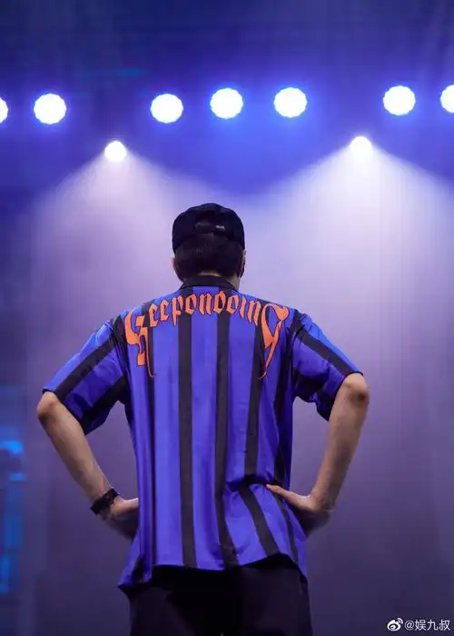 王一博不露正脸库存照