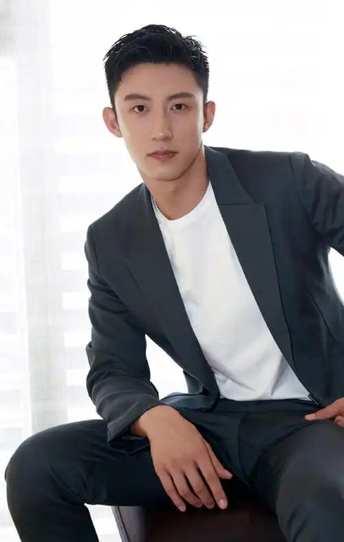 黄景瑜帅气养眼活动照图片18