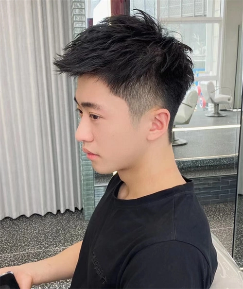 其实前刺短发打理毫无难度,对于不擅长打理的男生来说,可以有效的实现