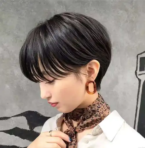 2021年超好看的短发给大伙儿充分准备,钟爱拿走不_卷发发型_发藏网