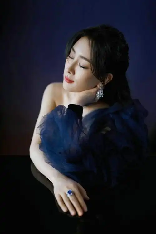 马苏透纱长裙亮相时尚盛典 获"年度时尚闪耀演员"奖项|红毯_网易订阅